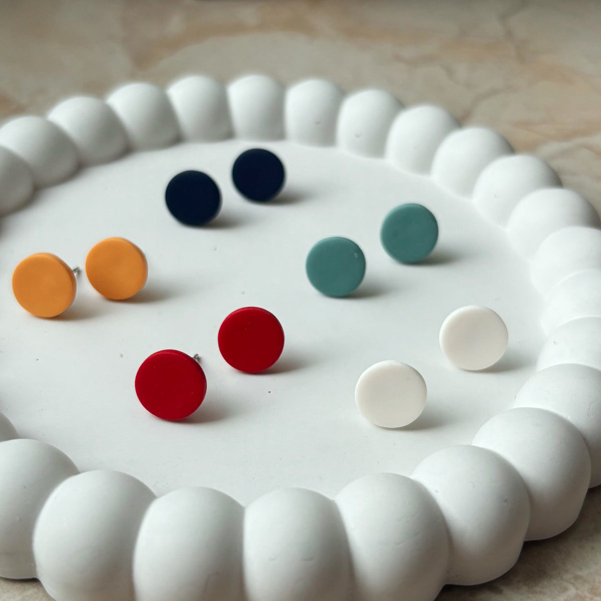 Medium Dots round