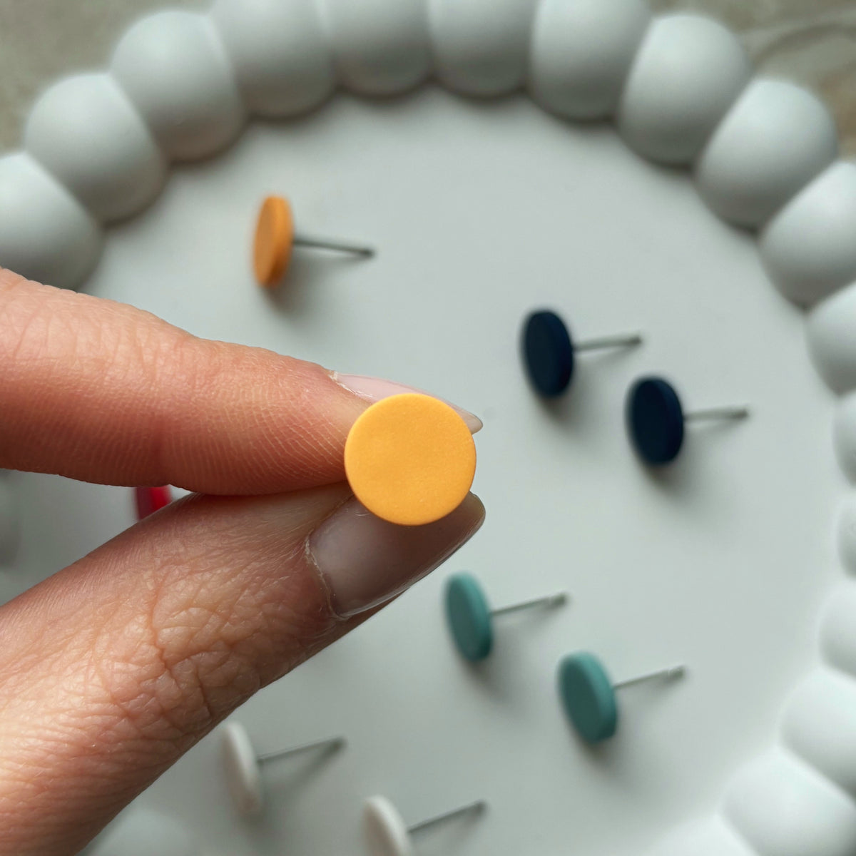 Medium Dots round