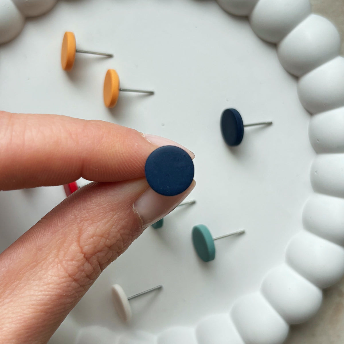 Medium Dots round