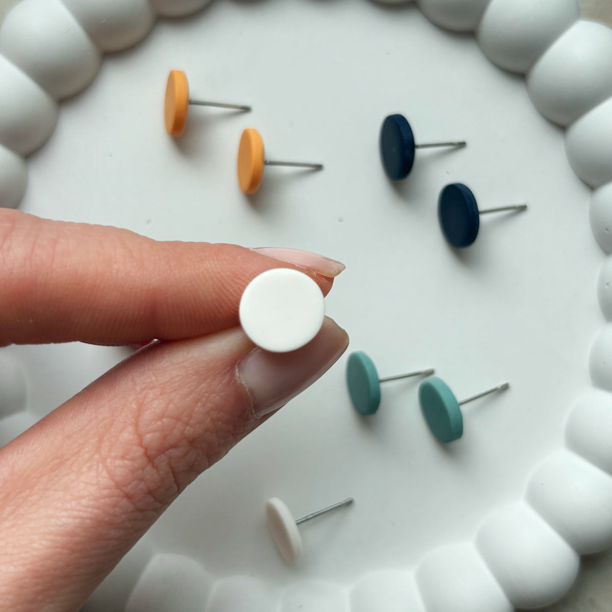 Medium Dots round